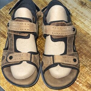 SAS women’s size 8Tan and Black Sandals